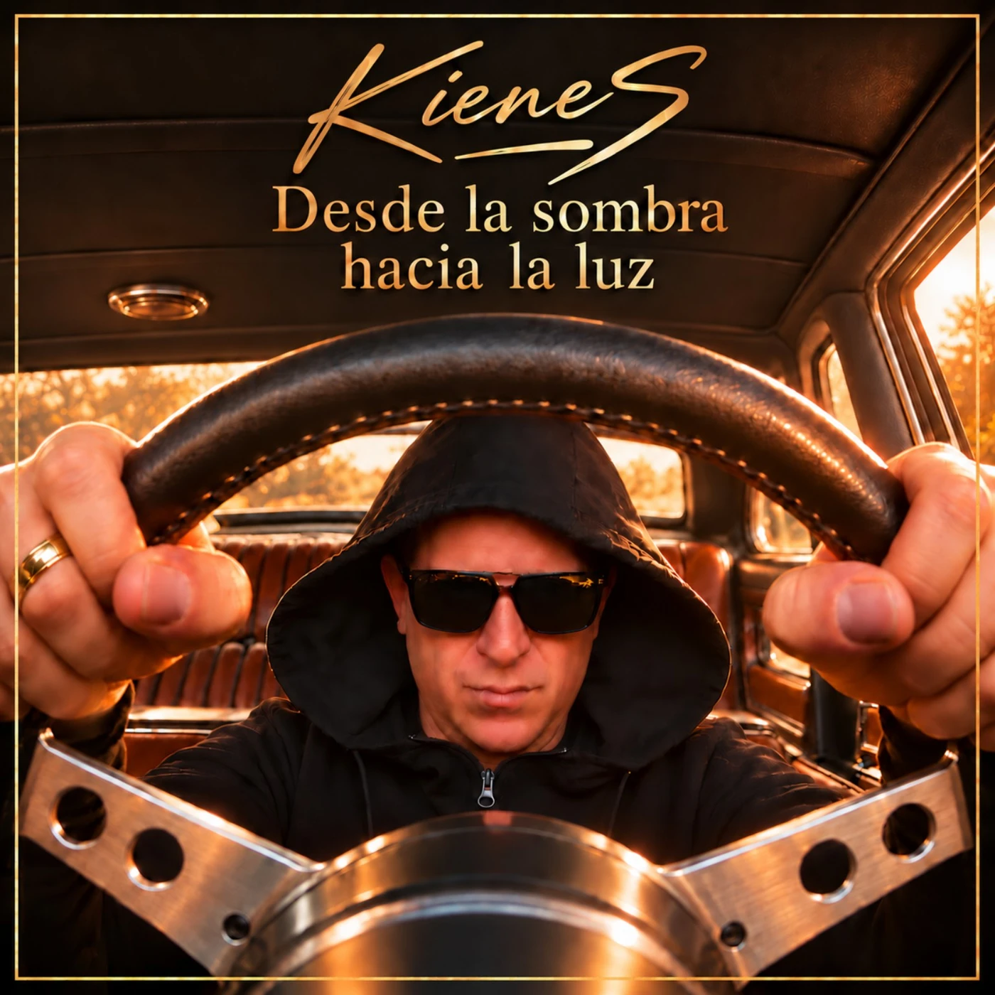 KieneS au volant d’une voiture ancienne